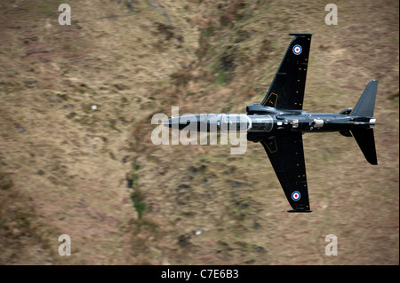 Un falco T2 da RAF Valley low battenti nel Galles del Nord ( LFA7 ) noto come il Mack loop Foto Stock