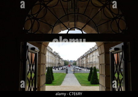 Vista la ricerca di Great Pulteney Street verso Pulteney Bridge dall'Holburne Museum of Art, bagno, Somerset, Regno Unito Foto Stock