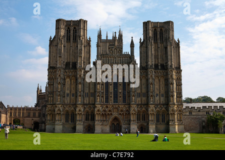 Cattedrale di Wells con un cielo blu con persone sul prato Foto Stock