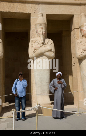 Il Tempio di Hatshepsut: protezione e guida, Luxor, Egitto Foto Stock