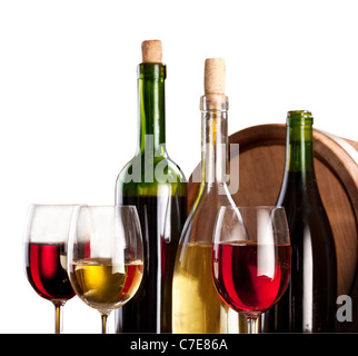 Le bottiglie di vino e bicchieri su uno sfondo bianco. Il file contiene un percorso di taglio. Foto Stock