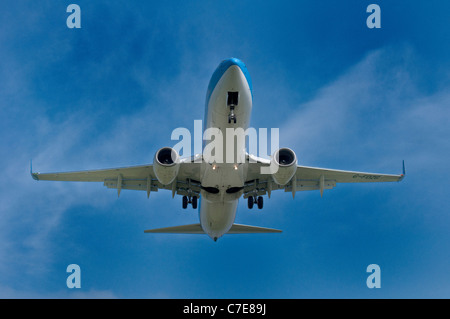 Boeing 737 atterra all'aeroporto internazionale di Cardiff giugno 2011 Foto Stock