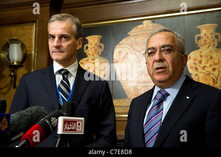 Il Primo Ministro palestinese Fayyad norvegese e il ministro degli Esteri Store parlare con la stampa sulla Palestina possibile membership delle Nazioni Unite. Foto Stock