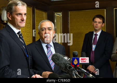 Il Primo Ministro palestinese Fayyad norvegese e il ministro degli Esteri Store parlare con la stampa sulla Palestina possibile membership delle Nazioni Unite. Foto Stock