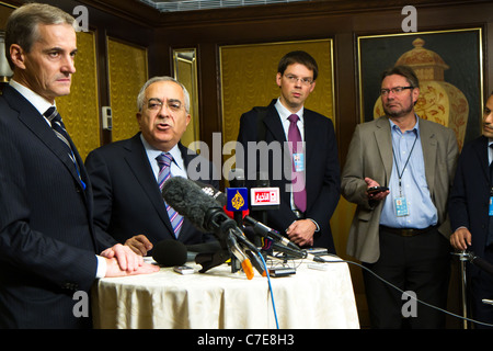 Il Primo Ministro palestinese Fayyad norvegese e il ministro degli Esteri Store parlare con la stampa sulla Palestina possibile membership delle Nazioni Unite. Foto Stock