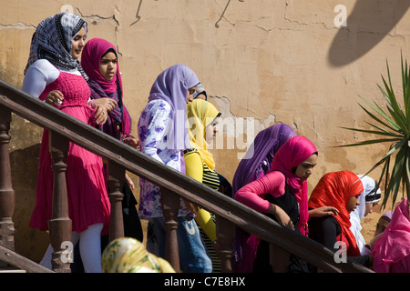 Gruppo di scuola egiziana le ragazze che indossano abiti colorati, Il Cairo, Egitto Foto Stock