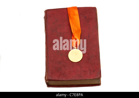 Vecchio libro rosso con il colore oro ornamento sul coperchio isolato su  bianco tracciato di ritaglio Foto stock - Alamy