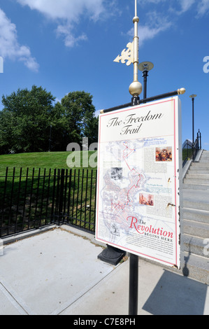 Segno presso il Monumento di Bunker Hill in Charlestown che mostra il percorso del sentiero della libertà attraverso la storica Boston Massachusetts, STATI UNITI D'AMERICA Foto Stock