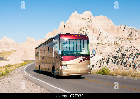 I turisti guidare attraverso il Parco nazionale Badlands in Sud Dakota. Foto Stock