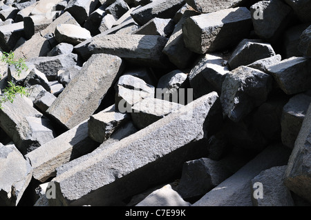 Rotto le colonne di basalto da i diavoli' Postpile monumento nazionale. In California, Stati Uniti d'America. Foto Stock