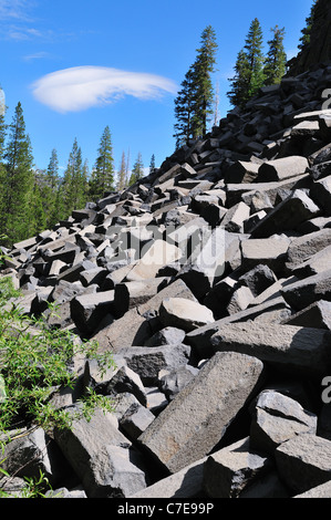 Rotto le colonne di basalto da i diavoli' Postpile monumento nazionale. In California, Stati Uniti d'America. Foto Stock