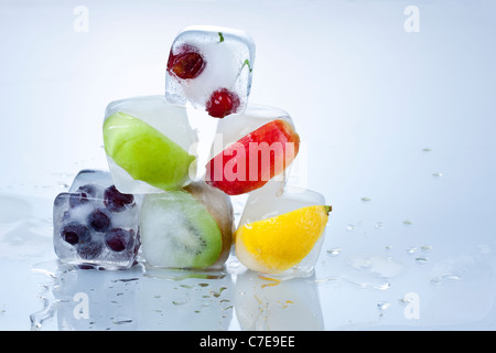 Frutta congelata su sfondo bianco Foto Stock