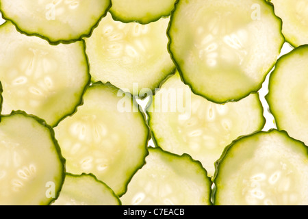 Fette di cetrioli su sfondo bianco Foto Stock