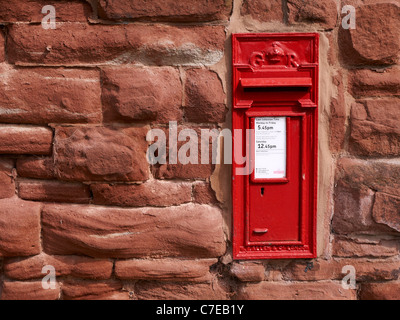 Postbox costruire in stalattite parete in Chester Cheshire Regno Unito Foto Stock