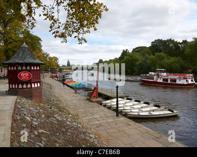 Parete di gelati booth sul fiume Dee con Queens Park bridge in Chester Cheshire Regno Unito Foto Stock