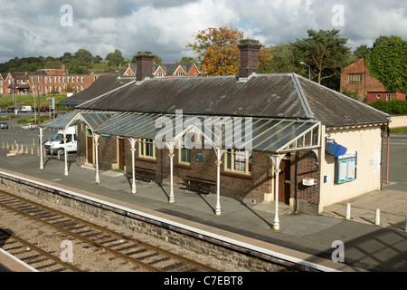 Llandrindod Wells stazione ferroviaria edificio della piattaforma. Foto Stock