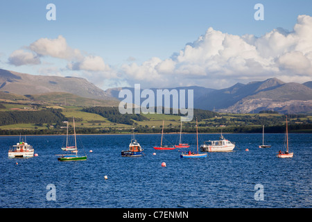 Barche sul Menai Strait con vista montagne gallese sulla terraferma al di là visto da Beaumaris, Isola di Anglesey (Ynys Mon), il Galles del Nord, Regno Unito Foto Stock