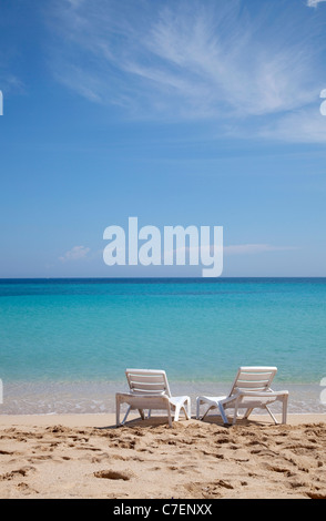 Due lettini sulla spiaggia vicino al mare dei Caraibi, Cuba Foto Stock