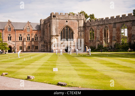 Palazzo del Vescovo e la gente a giocare croquet sul Palazzo del Vescovo prato, pozzi, Somerset, Inghilterra Foto Stock