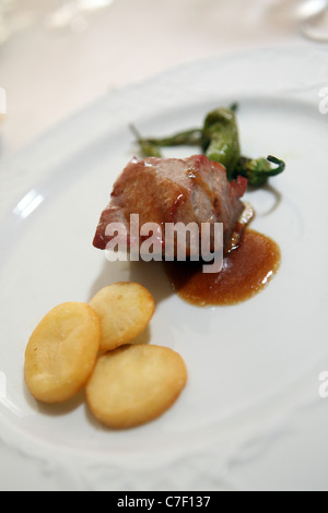 Sentiero di tapas a Jerez de la Frontera in Spagna. Nella foto è il cibo al ristorante Mesa Redonda a Jerez. Nella foto il ventre di tonno. Foto Stock