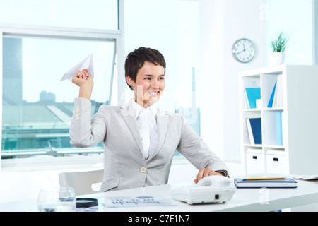 Ritratto di un datore di lavoro di successo al lavoro tenendo premuto il piano della carta Foto Stock