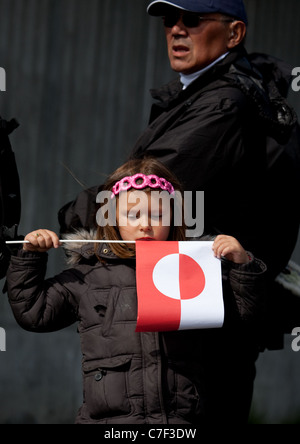 Little Girl holding bandiera della Groenlandia, Giornata Nazionale, celebrando l'auto-governo, Nuuk, Groenlandia. Foto Stock