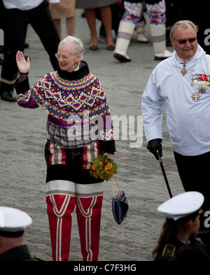 La regina danese Margereth e principe consorte Henrik fuori Cattedrale Oqaluffia Annaassisitta, Nuuk Foto Stock