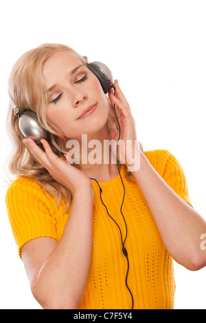 Donna che indossa le cuffie per ascoltare musica Foto Stock