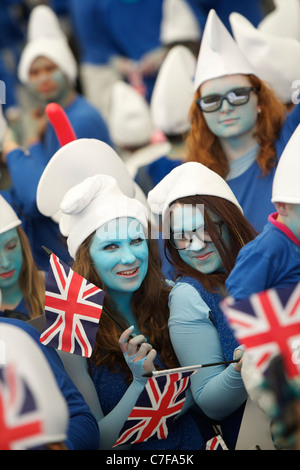 La gente vestita come i puffi, rompere il record del mondo per la maggior parte di raduno di persone vestite come I Puffi che era oltre 3000 Foto Stock