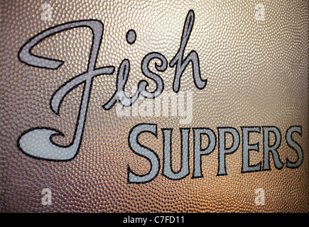 Cene di pesce firmare in un pesce e chip shop, Whitstable, Regno Unito. Foto Stock