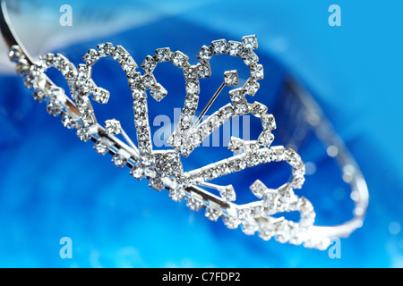 Close-up di foto il diadema di argento con diamanti su uno sfondo blu con bokeh di fondo Foto Stock