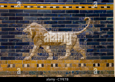 Dettaglio di Lion su Ishtar Gate, Pergamon Museum di Berlino, Germania Foto Stock