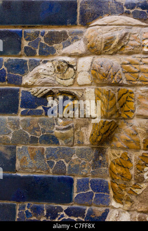 Dettaglio di Lion su Ishtar Gate, Pergamon Museum di Berlino, Germania Foto Stock