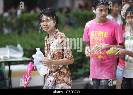 Popolo Thai folla celebrando song kran Capodanno buddhista in Silom Road, Bangkok, Thailandia Foto Stock