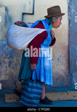 Donna Peruviana a piedi nei vicoli stretti del Cusco Peru Foto Stock