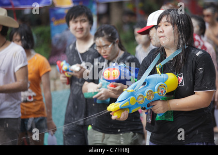 Popolo Thai celebrando song kran Capodanno buddhista in Silom Road, Bangkok, Thailandia Foto Stock