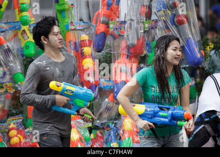 Popolo Thai celebrando song kran Capodanno buddhista in Silom Road, Bangkok, Thailandia Foto Stock