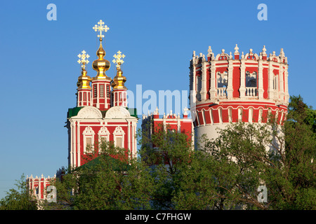 L'over-the-Gate Chiesa della Trasfigurazione (1683-1685) del Convento Novodevichy a Mosca, Russia Foto Stock