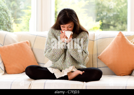 Ragazza con soffiaggio aria fredda naso Foto Stock