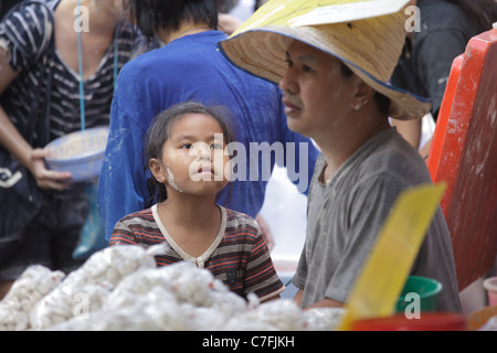 Popolo Thai folla celebrando song kran Capodanno buddhista in Silom Road, Bangkok, Thailandia Foto Stock