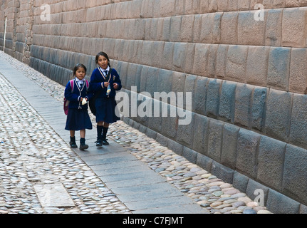 Peruviano agli studenti della scuola a piedi nei vicoli stretti del Cusco Peru Foto Stock