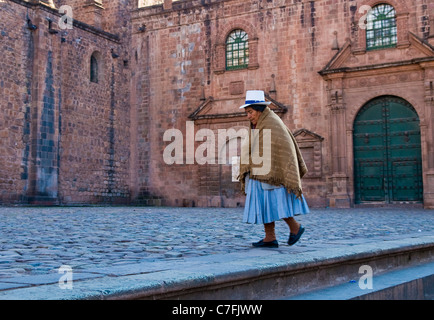 Donna Peruviana a piedi nei vicoli stretti del Cusco Peru Foto Stock