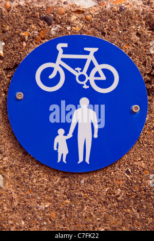 Un segno che dà il diritto di modo per i ciclisti e i pedoni sulla seafron di Herne Bay in Kent, Inghilterra Foto Stock