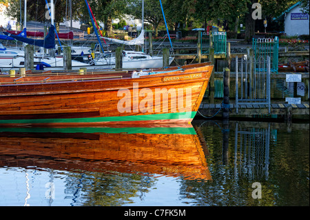 La regina del lago la barca turistica sul Lago di Windermere ormeggiata su un molo di Waterhead Foto Stock