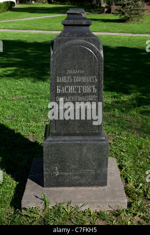 La tomba del pedagogo Russo Pavel Efimovitch Basistov (1823-1882) per motivi di il Convento Novodevichy a Mosca, Russia Foto Stock