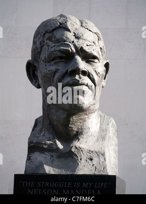 Busto di Nelson Mandela al di fuori della Royal Festival Hall di Londra 2 Foto Stock