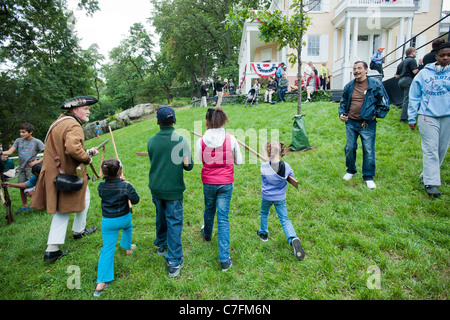 Ri-enactor insegna procedure militare durante la guerra rivoluzionaria di visitatori presso la riapertura di Hamilton Grange Foto Stock