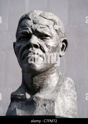 Busto di Nelson Mandela al di fuori della Royal Festival Hall di Londra 3 Foto Stock