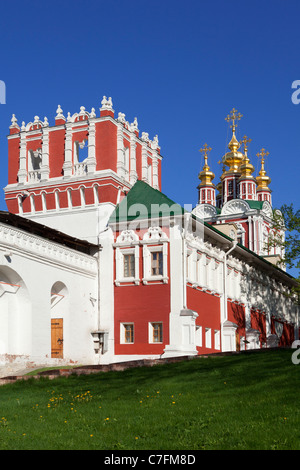 L'over-the-Gate Chiesa della Trasfigurazione (1683-1685) del Convento Novodevichy a Mosca, Russia Foto Stock