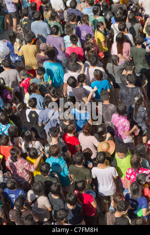 Popolo Thai folla celebrando song kran Capodanno buddhista in Silom Road, Bangkok, Thailandia Foto Stock